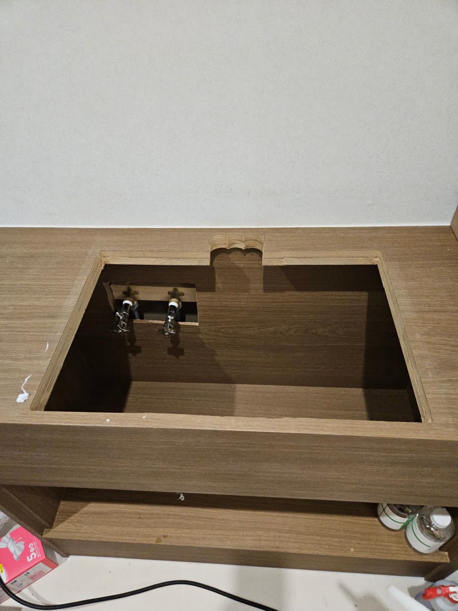 사각싱크볼 설치 전 수전 자리 타공