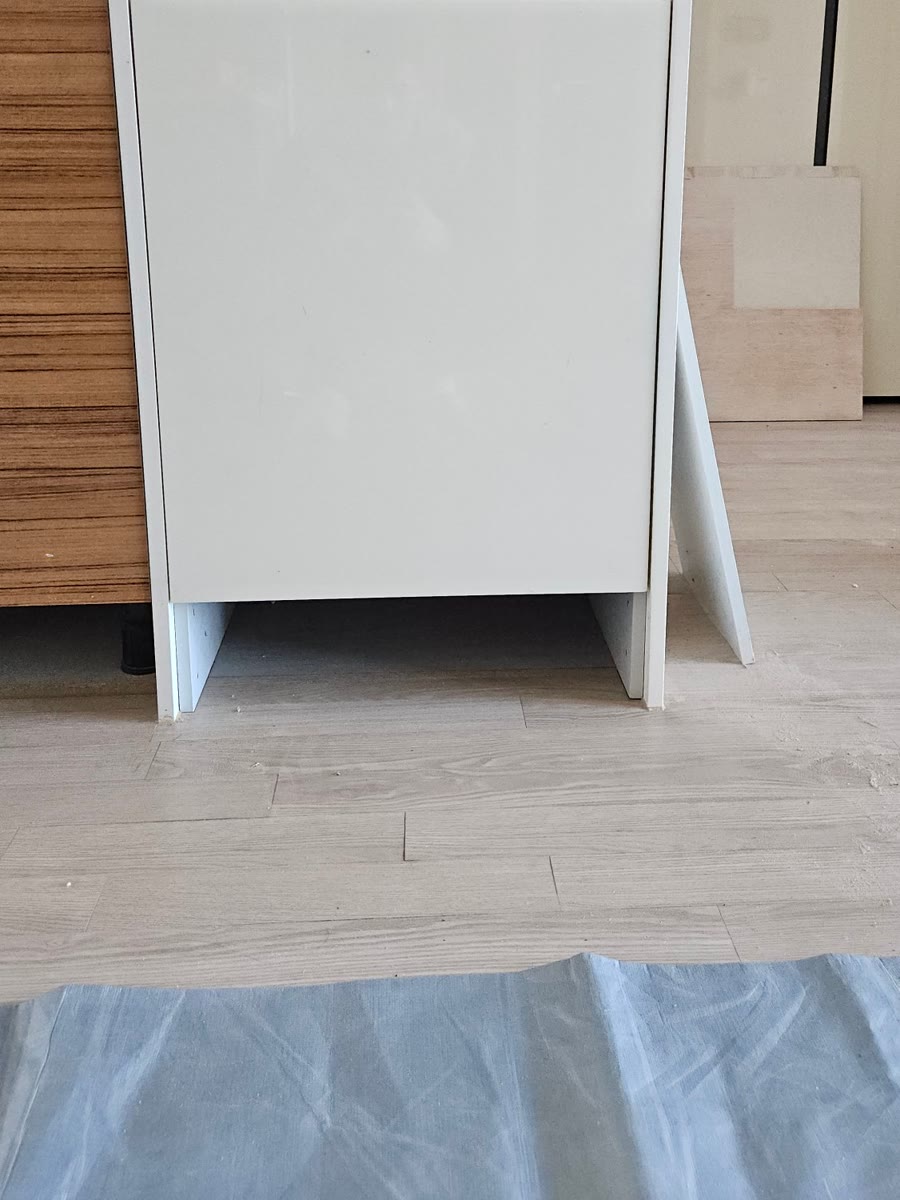 대구 월성동 로봇청소기장 리폼, 싱크대에 자리가 없어 키큰장 아래에 만들었습니다 시공 후