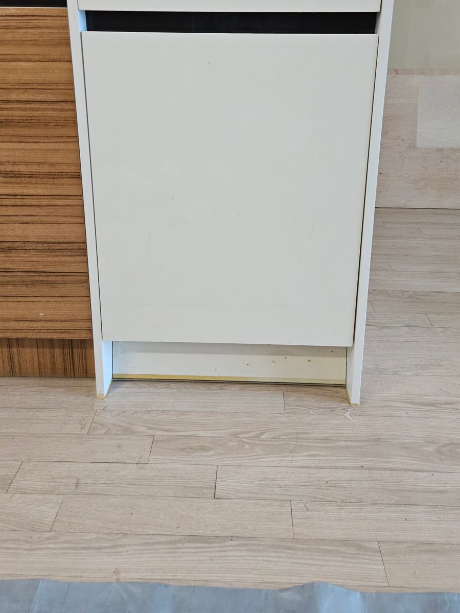 대구 월성동 로봇청소기장 리폼, 싱크대에 자리가 없어 키큰장 아래에 만들었습니다 시공 전